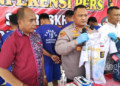 Dicurigai Minum Miras, 12 Pelajar Pelaku Pengeroyokan di Rembang Diringkus 28 KONFERENSI PERS: Kapolres Rembang AKBP Suryadi (tengah) menunjukkan barang bukti kasus pengeroyokan di momen konvoi kelulusan. (R. Teguh Wibowo/Lingkarjateng.id)
