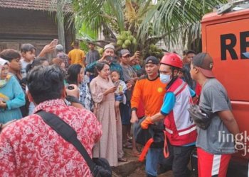 EVAKUASI: Tim Basarnas Jepara mengevakuasi bayi yang dibuang di sumur oleh ibu kandung di Desa Balong, Kecamatan Kembang, Kabupaten Jepara akhirnya terkuak pada Jumat, 19 Mei 2023 sore. (Istimewa/Lingkarjateng.id)