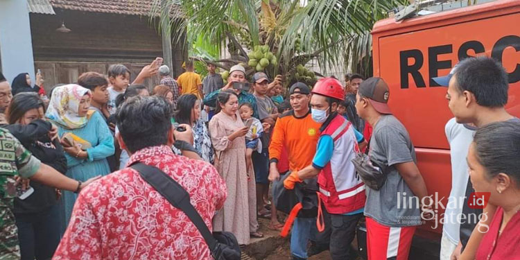 EVAKUASI: Tim Basarnas Jepara mengevakuasi bayi yang dibuang di sumur oleh ibu kandung di Desa Balong, Kecamatan Kembang, Kabupaten Jepara akhirnya terkuak pada Jumat, 19 Mei 2023 sore. (Istimewa/Lingkarjateng.id)