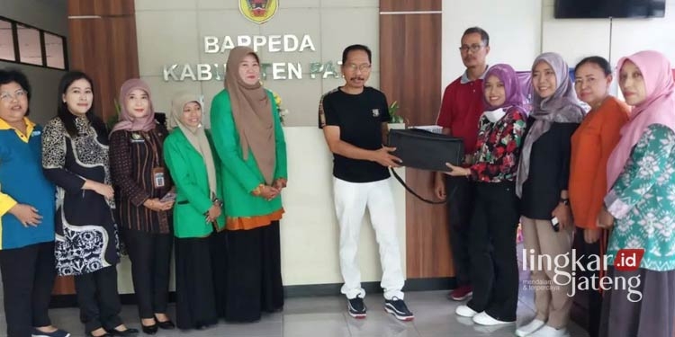 SIMBOLIS: Penyerahan bantuan Mini Laboratorium Titrasi dari NI usai rakor yang juga dihadiri oleh Kepala Bidang IKP Diskominfo Pati, Ida Istiani (kiri kedua). (Instagram Diskominfo Pati/Lingkarjateng.id)