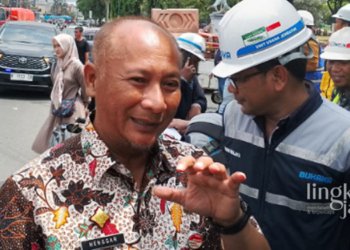 MENINJAU: Pj Bupati Pati, Henggar Budi Anggoro, saat meninjau proses uji kelayakan beban Jembatan Juwana pada Jumat, 5 Mei 2023. (Arif Febriyanto/Lingkarjateng.id)