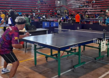 BERTANDING: Peserta yang bertanding di turnamen tenis meja PTMSI Kendal Open 2023 Pingpong Tournament. (Arvian Maulana/Lingkarjateng.id)