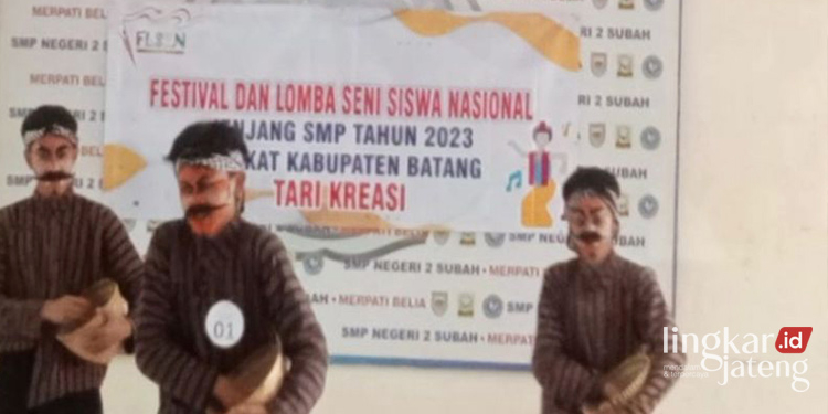 Festival dan Lomba Seni Jadi Ajang Bentuk Karakter Pelajar di Batang 25 MENARI: Pelajar SMP sedang menari dalam acara Festival dan Lomba Seni Siswa Nasional di Batang. (Istimewa/Lingkarjateng.id)