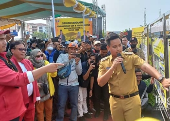 MENDAMPINGI: Bupati Kendal Dico M. Ganinduto, mendampingi Menpora Dito Ariotedjo saat meninjau progres pembangunan GOR dan Youth Center Kendal. (Arvian Maulana/Lingkarjateng.id)