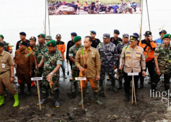 MENANAM MANGROVE: Penanaman mangrove serentak di Pantai Idola Desa Banyutowo Kecamatan Dukuhseti pada Senin, 15 Mei 2023 sore. (Istimewa/Lingkarjateng.id)