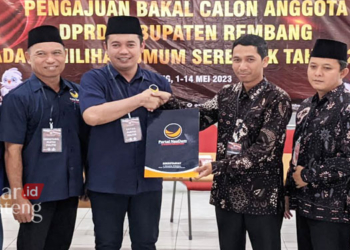 Gandeng Milenial dan Incumbent, NasDem Rembang Daftarkan 45 Bacaleg 2024 30 SIMBOLIS: Penyerahan berkas pendaftaran bacaleg DPD Partai NasDem Kabupaten Rembang mendaftarkan ke KPU Rembang pada Kamis, 11 Mei 2023. (R. Teguh Wibowo/Lingkarjateng.id)