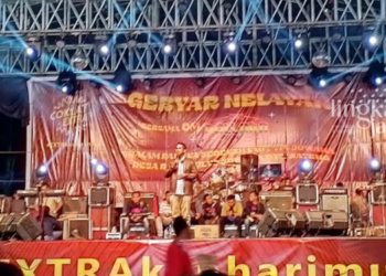 SAMBUTAN: Camat Juwana, Sunaryo saat menyampaikan sambutan dalam acara Gebyar Nelayan di lapangan Pelabuhan Syahbandar Juwana pada Rabu, 10 Mei 2023 malam. (Dok. Lingkar TV/Lingkarjateng.id)