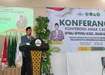 SAMBUTAN: Ketua PAC IPNU Dukuhseti, Kabupaten Pati M. Lailun Najih menyampaikan sambutan sebelum didemisionerkan dalam Konferancab di Gedung IPHI Kecamatan Dukuhseti, pada Minggu, 30 April 2023. (Istimewa/Lingkarjatebg.id)
