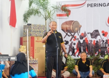 MENGARAHKAN: Pj Bupati Pati, Henggar Budi Anggoro saat menyampaikan sambutan dalam rangka memperingati Hari Buruh Sedunia di kantor Disnaker Pati pada Senin, 1 Mei 2023. (Istimewa/Lingkarjateng.id)