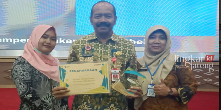 JUARA: Kepala Dinkes Blora, Edy Widayat, menerima penghargaan Best Practice atas program Pemberian Makanan Tambahan (PMT) kepada ibu dan balita dari Kemenkes RI. (Istimewa/Lingkarjateng.id)