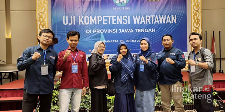 TERUJI: Tujuh delegasi wartawan dari Lingkar Media Group dinyatakan kompeten usai mengikuti Uji Kompetensi Wartawan (UKW) selama dua hari di Surakarta, 26-27 Mei 2023. (Dok. Lingkar/Lingkarjateng.id)