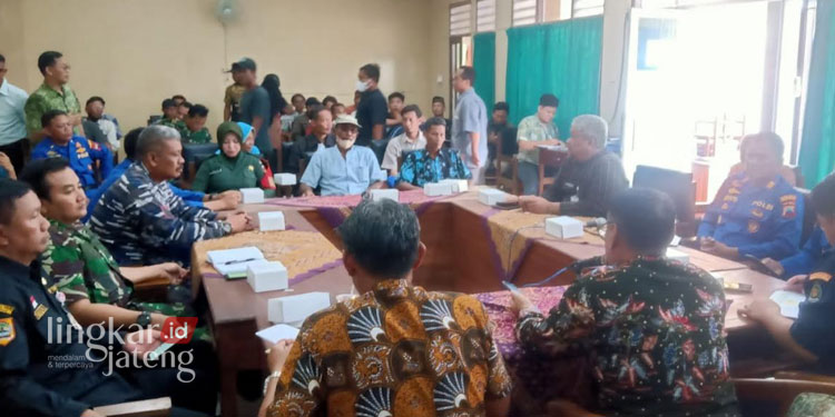 MEDIASI: Mediasi nelayan Pati-Rembang akibat penggunaan jaring tidak ramah lingkungan di Kabupaten Rembang masih belum tuntas. (R. Teguh Wibowo/Lingkarjateng.id)