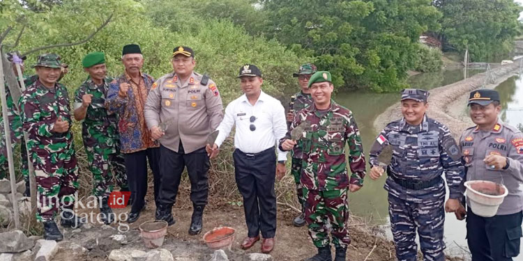 PEMBUKAAN: Akses jalan Pantai Indah Layur Desa Gedongmulyo jadi sasaran TMMD Sengkuyung I tahun 2023 Kodim Rembang. (R. Teguh Wibowo/Koran Lingkar)
