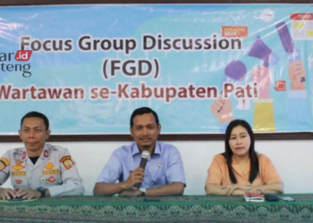 DISKUSI: Kepala Diskominfo Pati, Ratri Wijayanto (tengah) saat menghadiri FGD Wartawan belum lama ini. (Arif Febriyanto/Lingkarjateng.id)