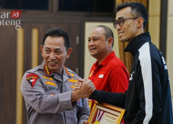 BANGGA: Kapolri Jenderal Listyo Sigit Prabowo memberikan apresiasi kepada perwakilan Tim Voli Jakarta Bhayangkara Presisi yang meraih prestasi di kejuaraan Asian Men’s Club Volleyball Championship (AVC). (Istimewa/Lingkarjateng.id)
