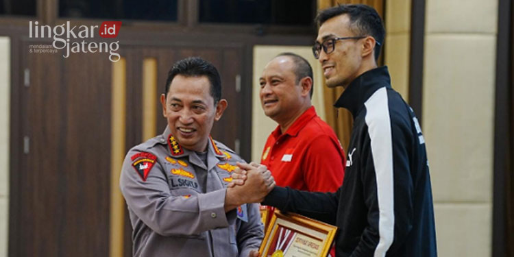 BANGGA: Kapolri Jenderal Listyo Sigit Prabowo memberikan apresiasi kepada perwakilan Tim Voli Jakarta Bhayangkara Presisi yang meraih prestasi di kejuaraan Asian Men’s Club Volleyball Championship (AVC). (Istimewa/Lingkarjateng.id)