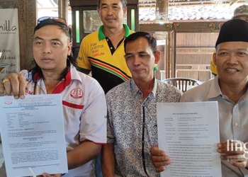 DUGAAN KRIMINALISASI: Rahmad Basuki (tengah) didampingi Kuasa Hukumnya Bima Agus Murwanto dan Wiyono saat menunjukkan kronologi dugaan kriminalisasi karyawan. (Nisa Hafizhotus Syarifa/Lingkarjateng.id)
