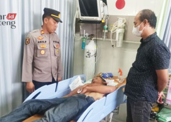 DIRAWAT: Pelaku pencurian pompa air dirawat di RS KSH Tayu, Pati usai diamuk massa. (Khairul Mishbah/Lingkarjateng.id)