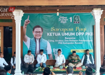 Ketum DPP PKB Ajak Kader Terapkan Mabadi Khaira Ummah 28 BERI SAMBUTAN: Ketua Umum DPP PKB, Muhaimin Iskandar (depan, pegang mic) dalam acara Sarapan Pagi di Kediaman Ketua PAC PKB Kecamatan Kangkung, Rosidin, pada Kamis, 18 Mei 2023. (Arvian Maulana/Lingkarjateng.id)