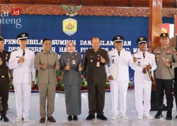 BERSINERGI: Bupati Grobogan, Sri Sumarni (kelima dari kiri) usai melantik tiga kades PAW di pendapa Kabupaten Grobogan pada Rabu, 3 Mei 2023. (Dok. Official Website Polres Grobogan/Lingkarjateng.id)