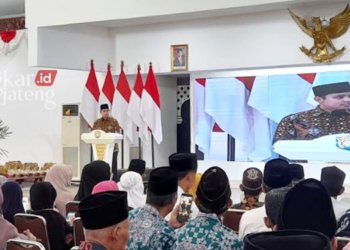 PELEPASAN JAMAAH HAJI: Bupati Kendal, Dico M Ganinduto saat memberikan sambutan dan melepas keberangkatan calon haji Kabupaten Kendal, pada Jumat, 19 Mei 2023.