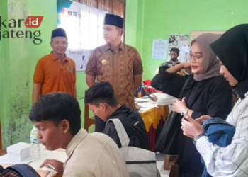 MONITORING: Bupati Kendal, Dico M Ganinduto (pakai baju batik coklat) saat meninjau kegiatan job fair yang digelar SMK Ma'arif Kendal pada Selasa, 9 Mei 2023. (Arvian Maulana/Lingkarjateng.id)