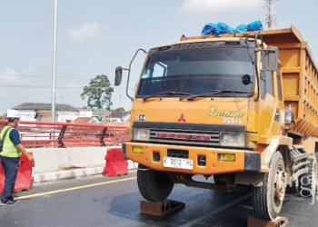 UJI KELAYAKAN: PT Bukaka melakukan uji kelayakan beban jembatan Juwana, Kabupaten Pati pada Jumat, 5 Mei 2023. (Arif Febriyanto/ Lingkarjateng.id)