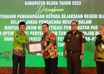 SIMBOLIS: Bupati Blora Arief Rohman menyerahkan piagam apresiasi kepada perwakilan desa yang melunasi PBB-P2. (Dok. Humas Pemkab Blora/Lingkarjateng.id)
