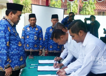 SIMBOLIS: Penandatangan naskah perjanjian kerja tenaga kesehatan yang disaksikan oleh Bupati Blora, Arief Rohman. (Istimewa/Lingkarjateng.id)