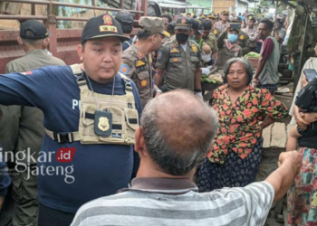 DEBAT: Pembongkaran lapak pedagang luar pagar Pasar Induk Rembang berlangsung a lot pada Selasa, 23 Mei 2023. (R.Teguh Wibowo/Lingkarjateng.id)