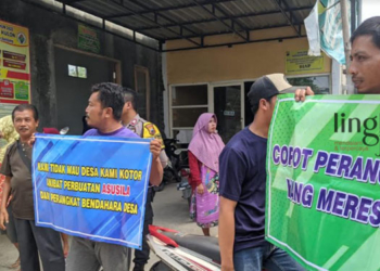AKSI MASSA: Warga Desa Pandangan Kulon, Kecamatan Kragan, Rembang menggeruduk balai desa setempat, Senin (29/5). (R Teguh Wibowo/Lingkarjateng.id)