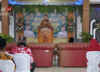 ARAHAN: Bupati Kendal, Dico M Ganinduto saat memberikan arahan dalam kegiatan Halal Bihalal Paguyuban Kepala Desa Bahurekso Kendal, pada Kamis, 11 Mei 2023. (Istimewa/Lingkarjateng.id)