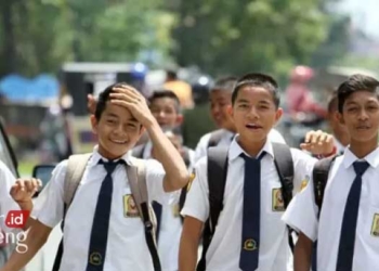 PPDB SMP di Batang Dipastikan Bebas Siswa Titipan 27 ILUSTRASI: Sejumlah pelajar SMP berjalan kaki saat kembali dari sekolah. (Antara/Lingkarjateng.id)