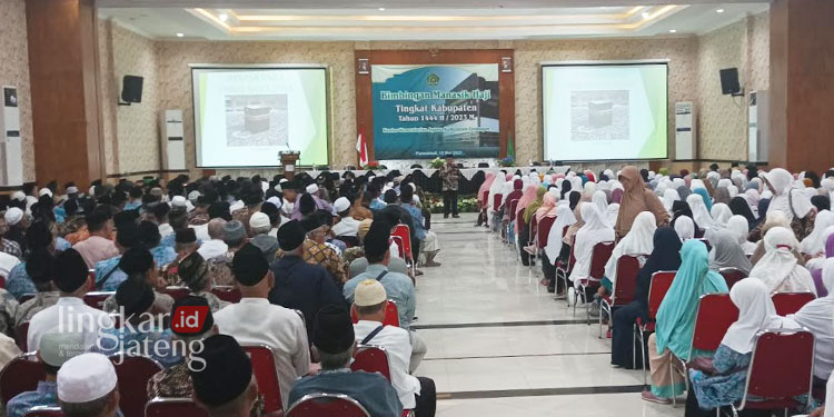 BIMBINGAN MANASIK: Calon jamaah haji menerima pembekalan dan bimbingan manasik haji di Hotel Grand Master, Kabupaten Grobogan, pada Senin, 15 Mei 2023. (Ibnu Muntaha/Lingkarjateng.id)