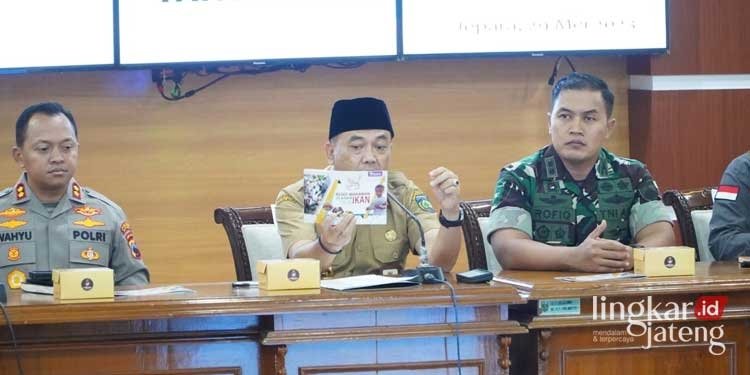 CARI SOLUSI: Pj Bupati Jepara Edy Supriyanta saat melakukan benchmarking penurunan stunting dengan Kabupaten Sukoharjo di Ruang Rapat Sosrokartono. (Tomi Budianto/Lingkarjateng.id)