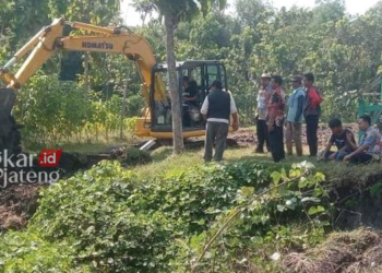 PEMBERSIHAN: Alat berat dikerahkan untuk menangani longsoran anak Sungai Wulung di Dukuh Ngembak, Desa Gabusan, Kecamatan Jati, Kabupaten Blora. (Hanafi/Lingkarjateng.id)