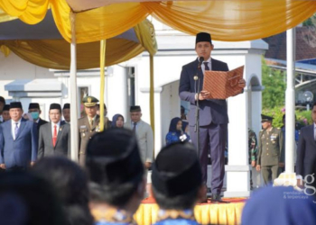 SEREMONI: Bupati Kendal, Dico M Ganinduto saat memimpin upacara Peringatan Harkitnas dan Kearsipan Nasional 2023 di Alun-alun Kendal pada Senin, 22 Mei 2023. (Arvian Maulana/Lingkarjateng.id)