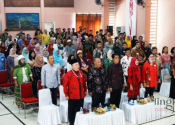 BERSINERGI: Pj Bupati Pati, Henggar Budi Anggoro (paling depan kedua dari kiri) saat menghadiri halal bihalal Kampayo di Gedung SMK Negeri 2 Depok, Sleman, Yogyakarta, pada Kamis, 18 Mei 2023. (Istimewa/Lingkarjateng.id)