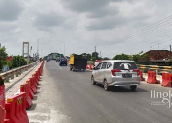POTRET: Kondisi lalu lintas di Jembatan Juwana usai proses uji kelayakan beban pada Jumat, 5 Mei 2023. (Arif Febriyanto/Lingkarjateng.id)