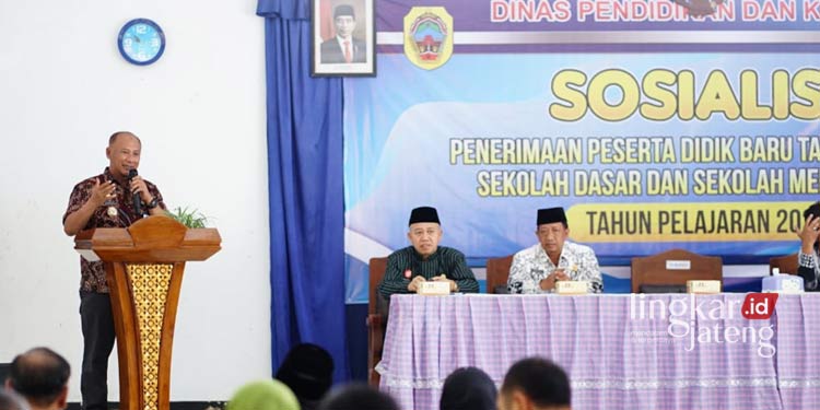 SAMBUTAN: Pj Bupati Pati, Henggar Budi Anggoro membuka Sosialisasi PPDB 2023 yang dilaksanakan oleh Disdikbud Pati di Aula SKB. (Istimewa/Lingkarjateng.id)