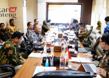 MEMAPARKAN: Pj Bupati Pati, Henggar Budi Anggoro (kedua dari kiri) saat menyampaikan capaian kinerja Pemkab Pati triwulan ke-3 kepada Mendagri belum lama ini. (Dok. Humas Pemkab Pati/Lingkarjateng.id)