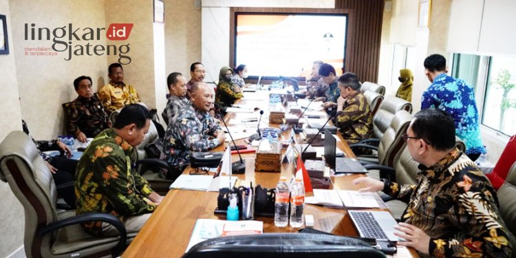 MEMAPARKAN: Pj Bupati Pati, Henggar Budi Anggoro (kedua dari kiri) saat menyampaikan capaian kinerja Pemkab Pati triwulan ke-3 kepada Mendagri belum lama ini. (Dok. Humas Pemkab Pati/Lingkarjateng.id)
