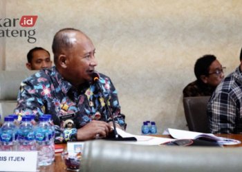 Pj Bupati Pati, Henggar Budi Anggoro (kiri). (Dok. Humas Pemkab Pati/Lingkarjateng.id)