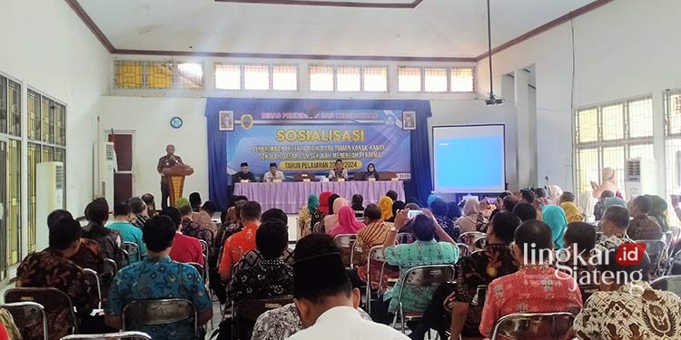 BERI ARAHAN: Pj Bupati Pati, Henggar Budi Anggoro saat memberikan arahan dalam  Sosialisasi PPDB 2023 yang dilaksanakan oleh Disdikbud Pati di Aula SKB. (Khairul Mishbah/Lingkarjateng.id)