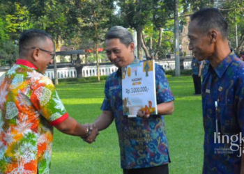 SIMBOLIS: Pj Wali Kota Salatiga, Sinoeng N Rachmadi menyerahkan hadiah kepada pemenang lomba ucapan lebaran yang digelar Diskominfo Salatiga. (Istimewa/Lingkarjateng.id)