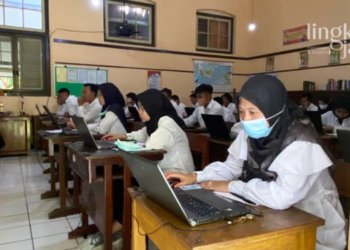 Polemik Seleksi Perangkat Desa di Kudus, 3 Gugatan Resmi Masuk PN 32 UJIAN: Pelaksanaan ujian Computer Assisted Test (CAT) seleksi perangkat desa di Kabupaten Kudus oleh Universitas Padjadjaran (UNPAD) pada Februari lalu. (Ihza Fajar/Lingkarjateng.id)