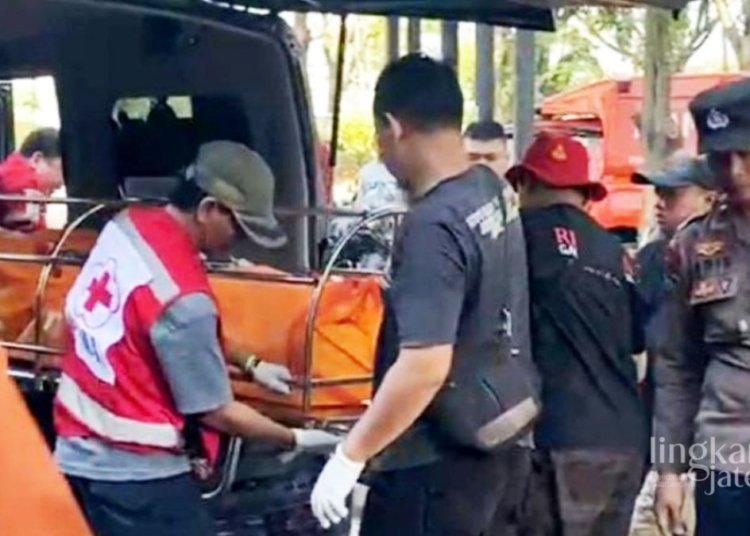 Polisi Selidiki Mayat Tanpa Identitas diselokan Puri Anjasmoro Semarang 25 Petugas mengevakuasi jasad tanpa identitas dengan luka tusuk di dalam sebuah selokan di Semarang, Minggu (28 Mei 2023)