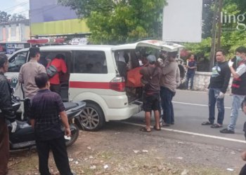 EVAKUASI: Tim Polsek Pati mengevakuasi pria tanpa identitas yang ditemukan tewas di dekat Sungai Silugonggo turut Dukuh Gembleb, Desa Kutoarjo, Kecamatan/Kabupaten Pati pada Senin, 1 Mei 2023. (Arif Febriyanto/Lingkarjateng.id