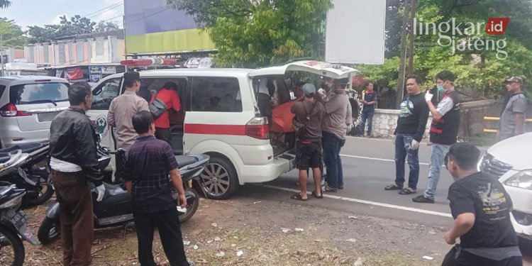 EVAKUASI: Tim Polsek Pati mengevakuasi pria tanpa identitas yang ditemukan tewas di dekat Sungai Silugonggo turut Dukuh Gembleb, Desa Kutoarjo, Kecamatan/Kabupaten Pati pada Senin, 1 Mei 2023. (Arif Febriyanto/Lingkarjateng.id