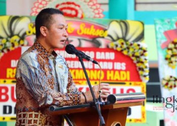PERESMIAN: Bupati Kudus, M. Hartopo saat meresmikan gedung IBS sekaligus logo baru RSUD dr. Loekmono Hadi pada Rabu, 3 Mei 2023. (Nisa Hafizhotus. S/Lingkarjateng.id)